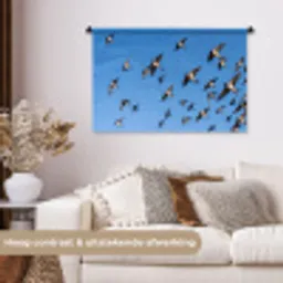 Zwaluwen - Vliegen - Blauw Wandkleed katoen middel -sfeer1