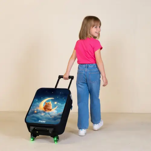 Oranje monster op maansikkel Kinderkoffer - Zwart klein -sfeer1