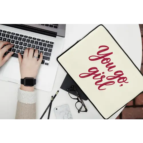 you go girl - Rood - Wit laptophoes neopreen klein -bureau