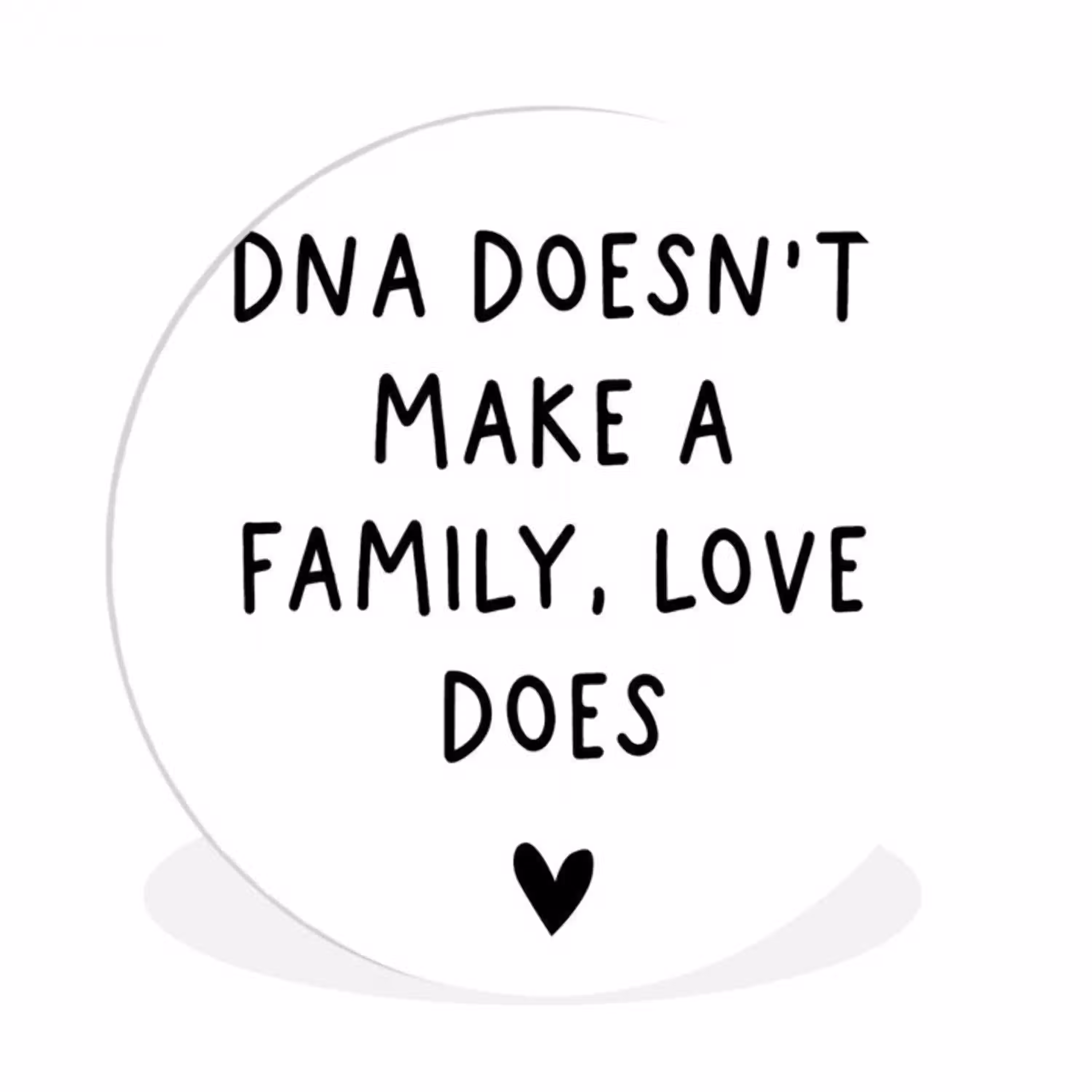 Engelse quote "DNA doesn't make a family, love does" met een hartje op een witte achtergrond Wandcirkel kunststof plaat 5mm dik klein -3d