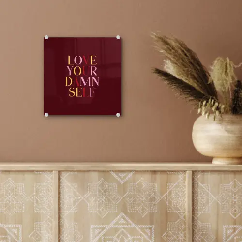 Love your damn self - Kleurrijk - Bordeaux plexiglas 5mm klein -sfeer5
