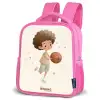 Jongen met een basketbal in beige kleuren Kinderrugzak - Roze middel -schuin