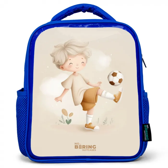 Jongen met een voetbal in beige kleuren Kinderrugzak - Blauw middel -3d