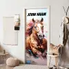 Kleurrijke illustratie van paard met naamtekst deurposter klein -sfeer6