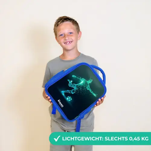 Voetballer trapt met kracht in digitale vorm Kinderrugzak - Blauw middel -sfeer1_NL