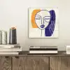 Minimalistisch - Gezicht - Hand - Oranje - Blauw plexiglas 5mm klein -sfeer1