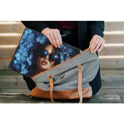 Vrouw - Blauw - Bloemen - Vlinders - Natuur laptophoes neopreen klein -tas