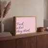 Fuck what they think - Roze - Minimalistisch Light Box met batterij (Wandlamp) middel -sfeer2