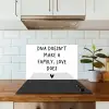 Engelse quote "DNA doesn't make a family, love does" met een hartje op een witte achtergrond keuken achterwand spatscherm klein -sfeer2