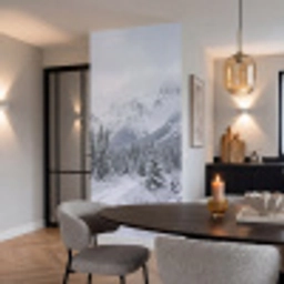 Weg - Bergen - Sneeuw - Naaldbos - Avontuurlijk Behang Vlies klein -sfeer3