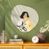 Vrouw - Bloem - Geel - Minimalistisch Wandcirkel Organisch Aluminium middel -sfeer2