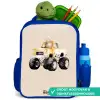 Gele monstertruck op een beige achtergrond Kinderrugzak - Blauw middel -inhoud_NL