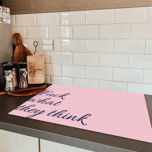 Fuck what they think - Roze - Minimalistisch Inductie beschermer vinyl 3mm klein -sfeer3