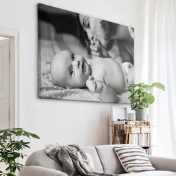 Foto op canvas - Sfeerbeeld - Afbeelding baby aan de muur in woonkamer