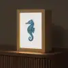 Zeepaardje - Staart - Blauw Light Box met kabel (Tafellamp) klein -z3d_website