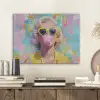 Vrouw - Blond - Roze kauwgom - Kleurrijk - Pastel PET vilt klein -sfeer1