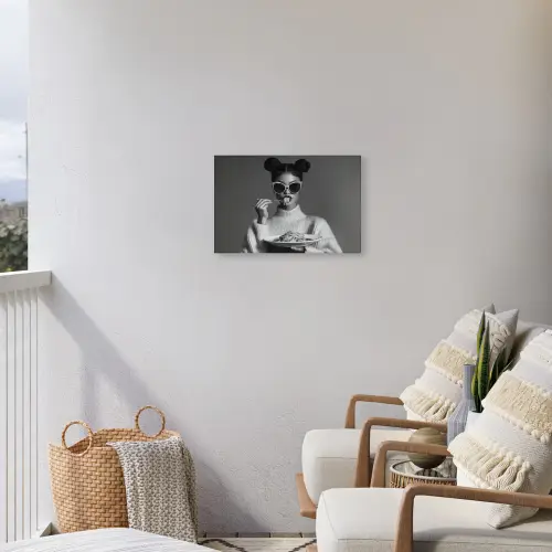 Vrouw - Pasta - Zonnebril Tuinposter op houten frame 2 cm dik klein -sfeer1