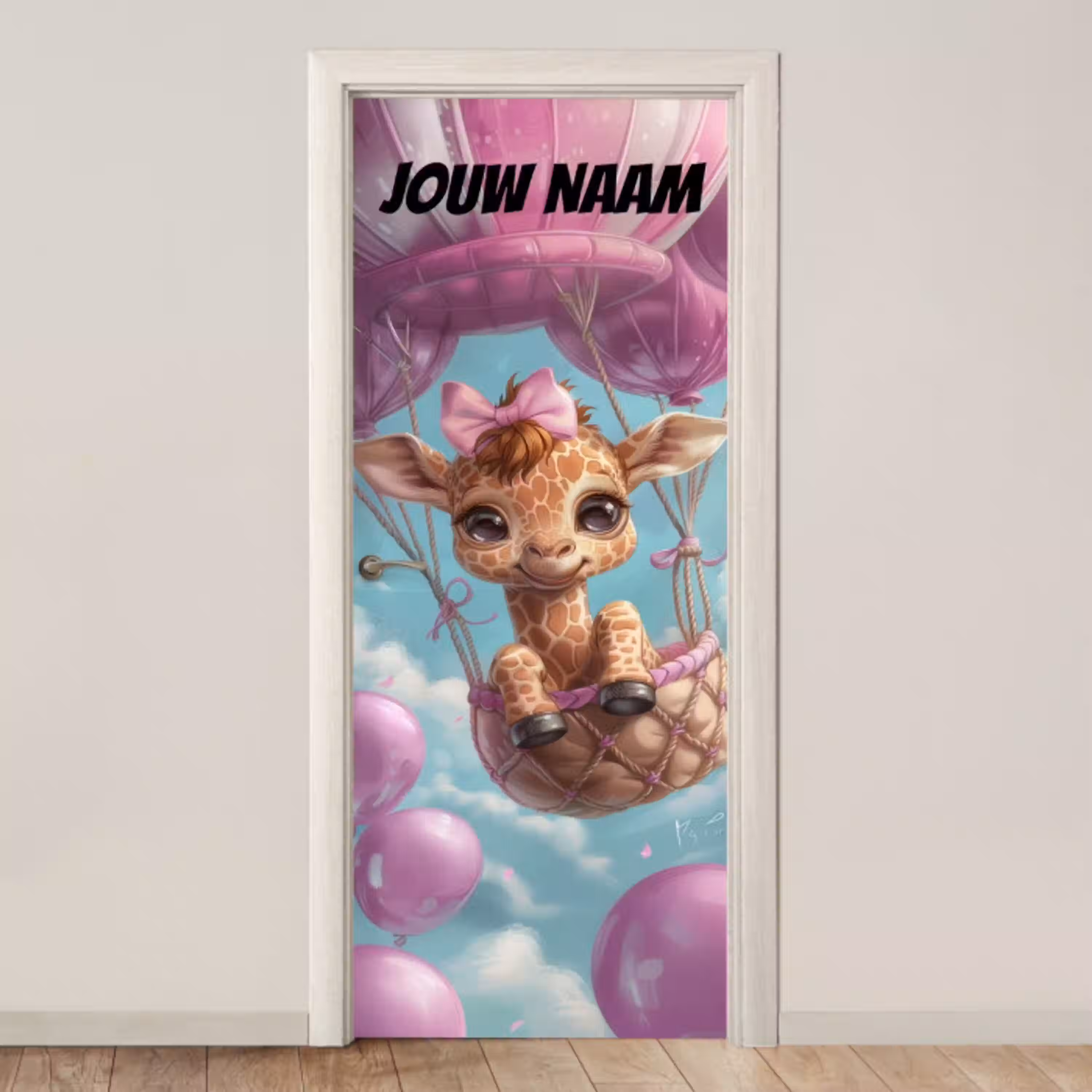 Schattige giraffe in luchtballon met de tekst “Deze kamer is van: jouw naam”. deurposter klein -3d_beige