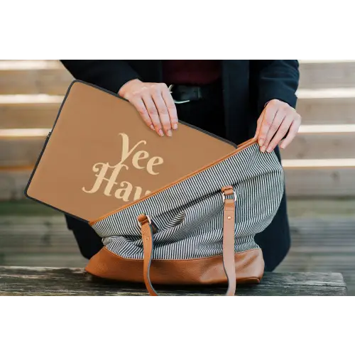 Yee haw - Bruin - Minimalistisch laptophoes neopreen klein -tas