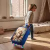 Kat in bloemenveld met roze vlinders. Kinderkoffer - Blauw klein -sfeer1