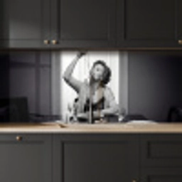 Vrouw - Spaghetti - Zwart - Wit keuken achterwand 2 middel -sfeer1