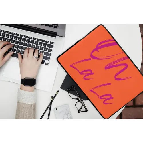 Oh la la - Oranje - Roze - Grafisch laptophoes neopreen klein -bureau