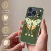 Bloemen - Bladeren - Olijfgroen - Vlinder Telefoonhoesje iPhone 17 Pro klein -sfeer3_NL