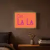 Oh la la - Oranje - Roze - Scheeflettertype Light Box met batterij (Wandlamp) middel -sfeer4