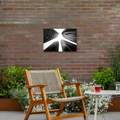 Gebouwen - Lucht - Zwart Tuinposter op houten frame 2 cm dik klein -sfeer3
