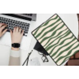 Golvende lijnen - Beige - Groen - Strepen - Abstract laptophoes neopreen klein -bureau