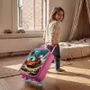 Rode sportauto met dino raast door tropisch strand Kinderkoffer - Roze klein -sfeer1