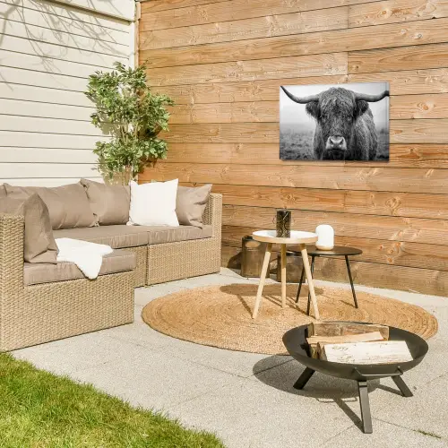 Schotse hooglander - Zwart - Wit - Gras Tuinposter op houten frame 2 cm dik klein -sfeer2
