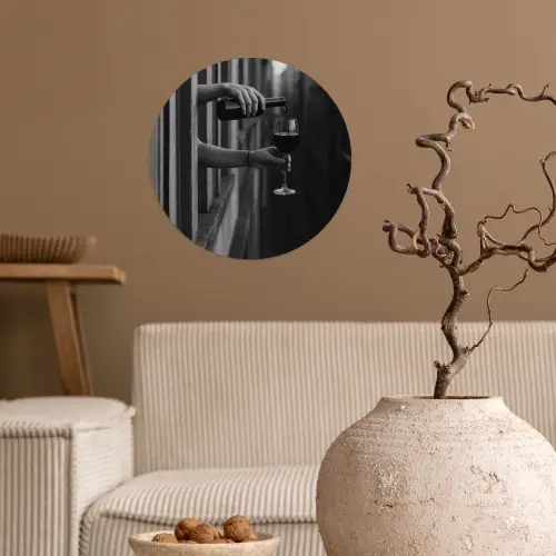 Wijnfles - Glas - Handen - Raam Wandcirkel behangsticker klein -sfeer1
