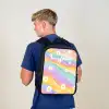 Madeliefjes op regenboogachtergrond Rugzak - Zwart middel -sfeer8