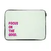 Focus on the good - Beige - Roze laptophoes neopreen klein -3d
