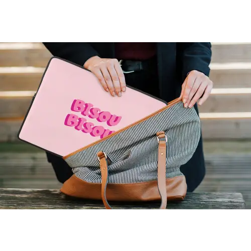 Bisou - Roze - Dikke letters laptophoes neopreen klein -tas
