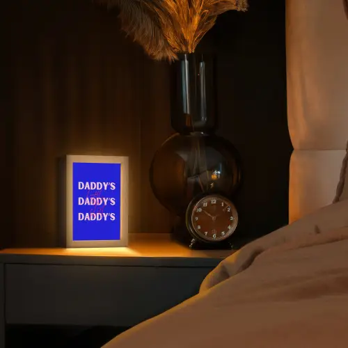 Blauw - Daddy's - Blokletters Light Box met kabel (Tafellamp) klein -sfeer1
