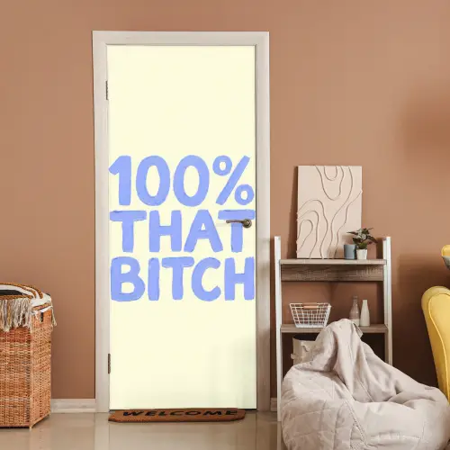 100% that bitch - Blauw - Wit deurposter klein -sfeer1