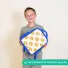 Lachende zonnetjes als patroon op beige achtergrond Kinderrugzak - Blauw middel -sfeer1_NL