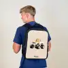 Gele monstertruck op een beige achtergrond Rugzak - Zwart middel -sfeer8