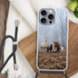 Boerderijdieren - Groep - Mist - Natuur - Rustiek Hoesje iPhone 16 Pro Max met koord klein -sfeer4