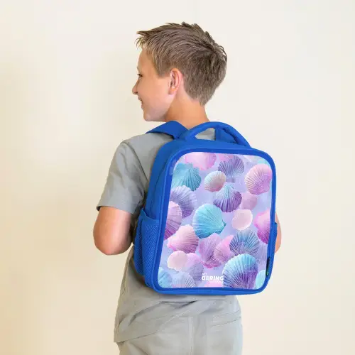 Gekleurde schelpen op een paarse achtergrond Kinderrugzak - Blauw middel -sfeer2