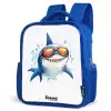Coole haai met zonnebril in het water Kinderrugzak - Blauw middel -schuin