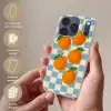 Sinaasappels - Blaadjes - Geblokt - Blauw Telefoonhoesje iPhone 17 Pro klein -sfeer3_NL