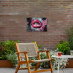 Lippen - Felroze - Graffiti - Verfstrepen Tuinposter op houten frame 2 cm dik klein -sfeer3