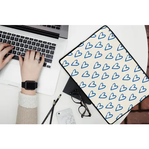 Hartjes patroon - Blauw - Beige - Liefde laptophoes neopreen klein -bureau