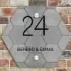 Grijze tegels - Klassiek Naambord Hexagon klein -sfeer2