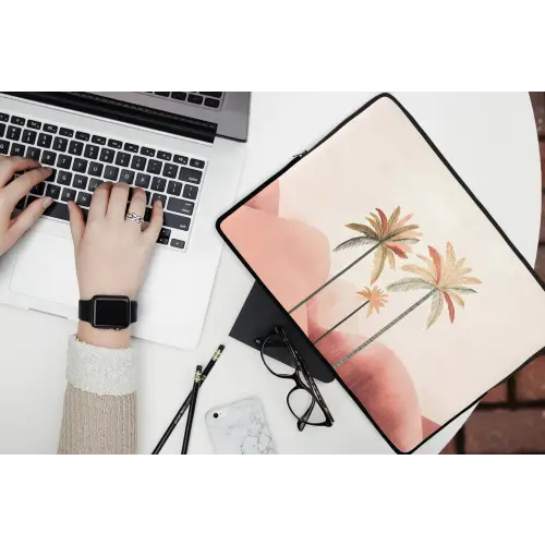Palmbomen - Heuvels - Minimalistisch - Zachtroze laptophoes neopreen klein -bureau