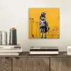 Meisje - Boek - Gele Muur - Graffiti aluminium wit klein -sfeer1