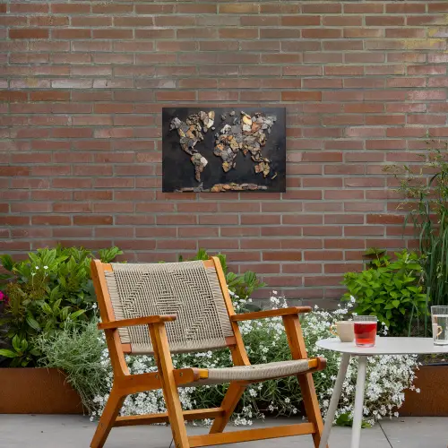 Wereldkaart - Stenen - Realistisch Tuinposter op houten frame 2 cm dik klein -sfeer3